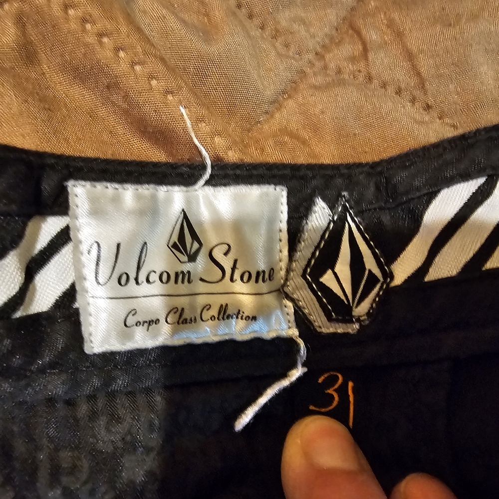 Volcom shorts - Picture 2 of 3